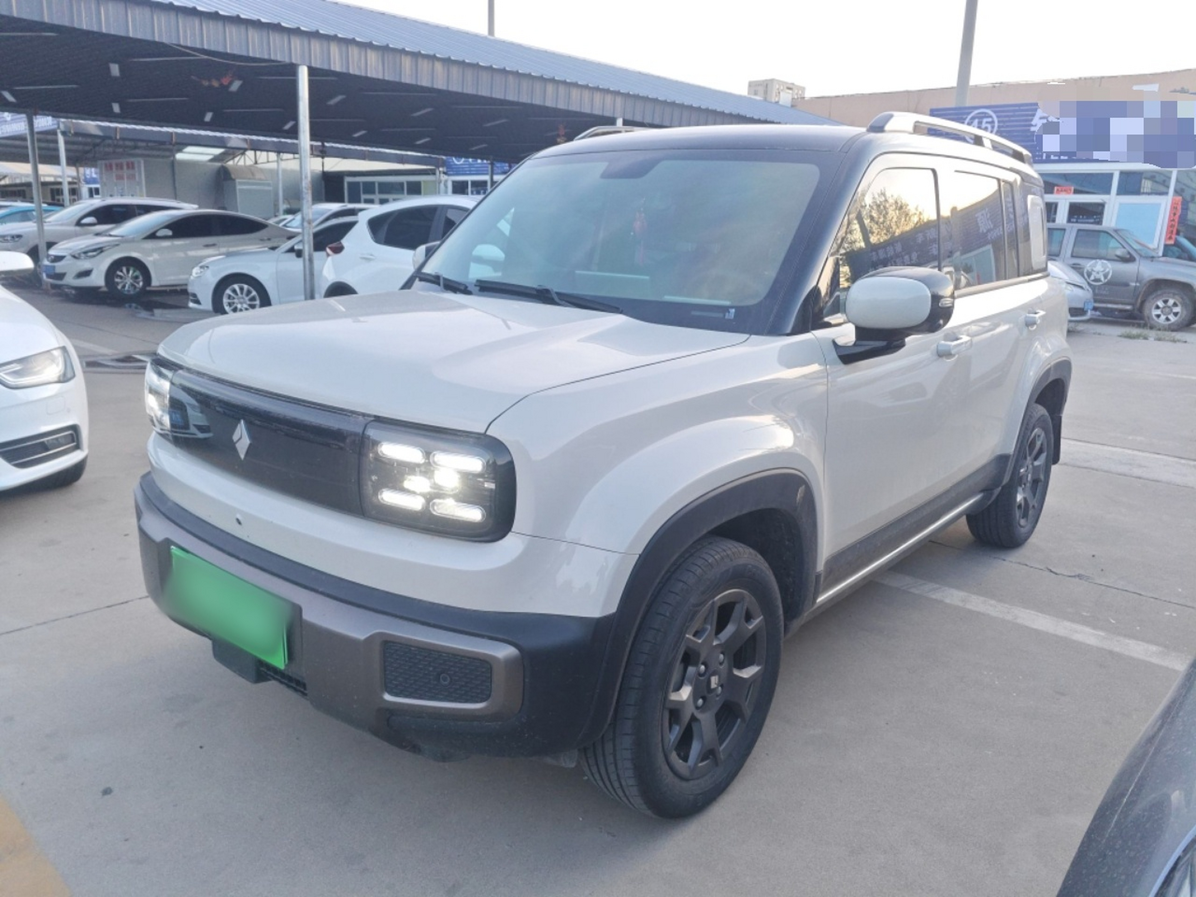 تحت مقدمة السيارة