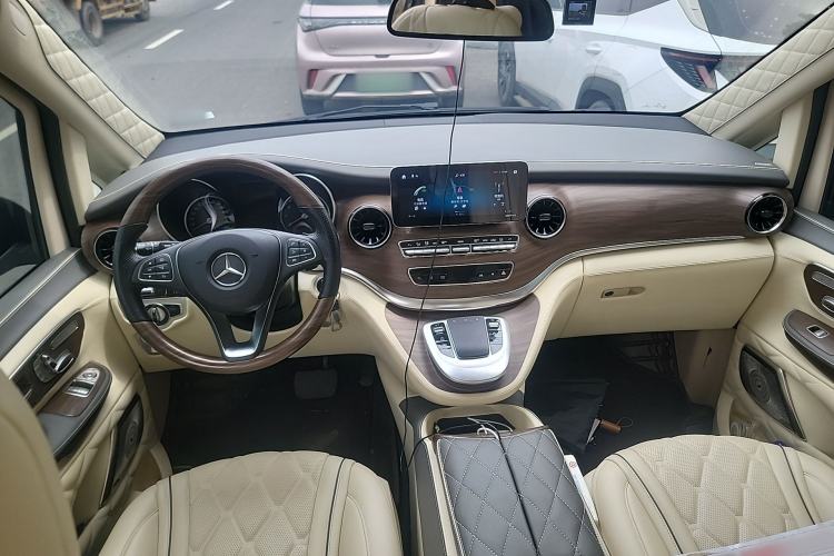 Used Mercedes-Benz V-Class 2020 V 260 Avantgarde Edition Center Console