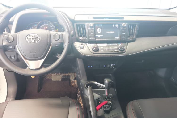 Used Toyota RAV4 2016 2.0L CVT Two-Wheel Drive Fashion Edition China V Standard Center Console