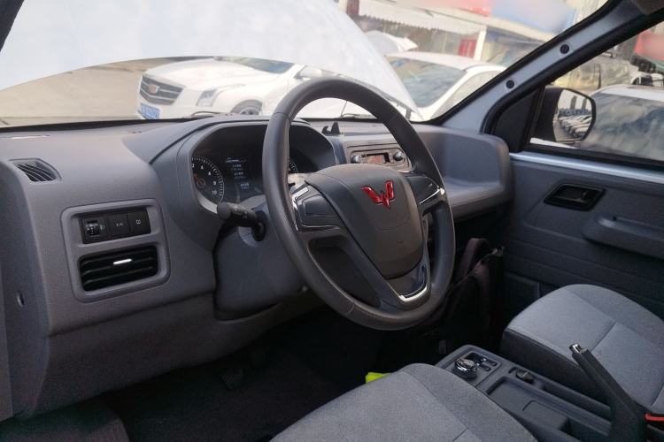 Used Wuling Yangguang 2024 300KM Comfort Version Passenger Van 75kW