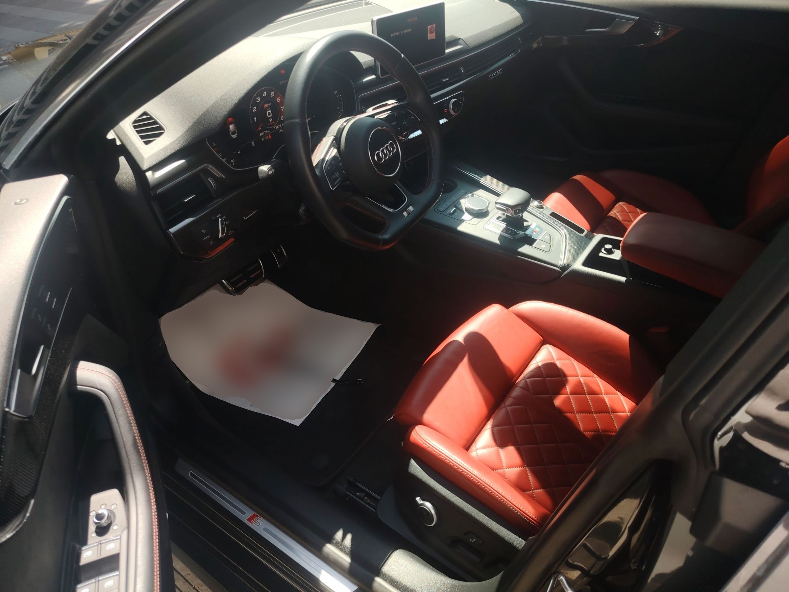 المقاعد الأمامية داخل السيارة