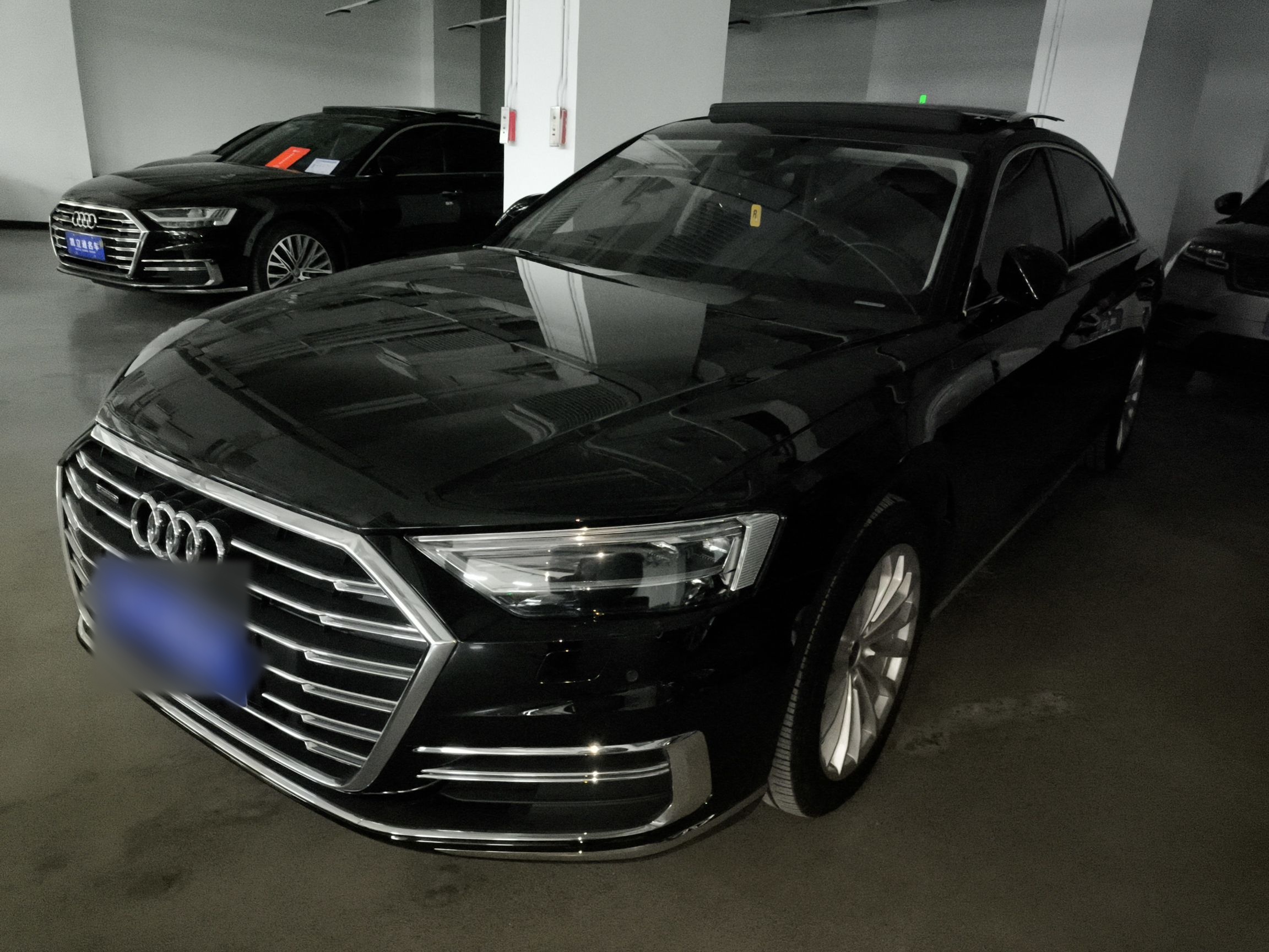 تحت مقدمة السيارة