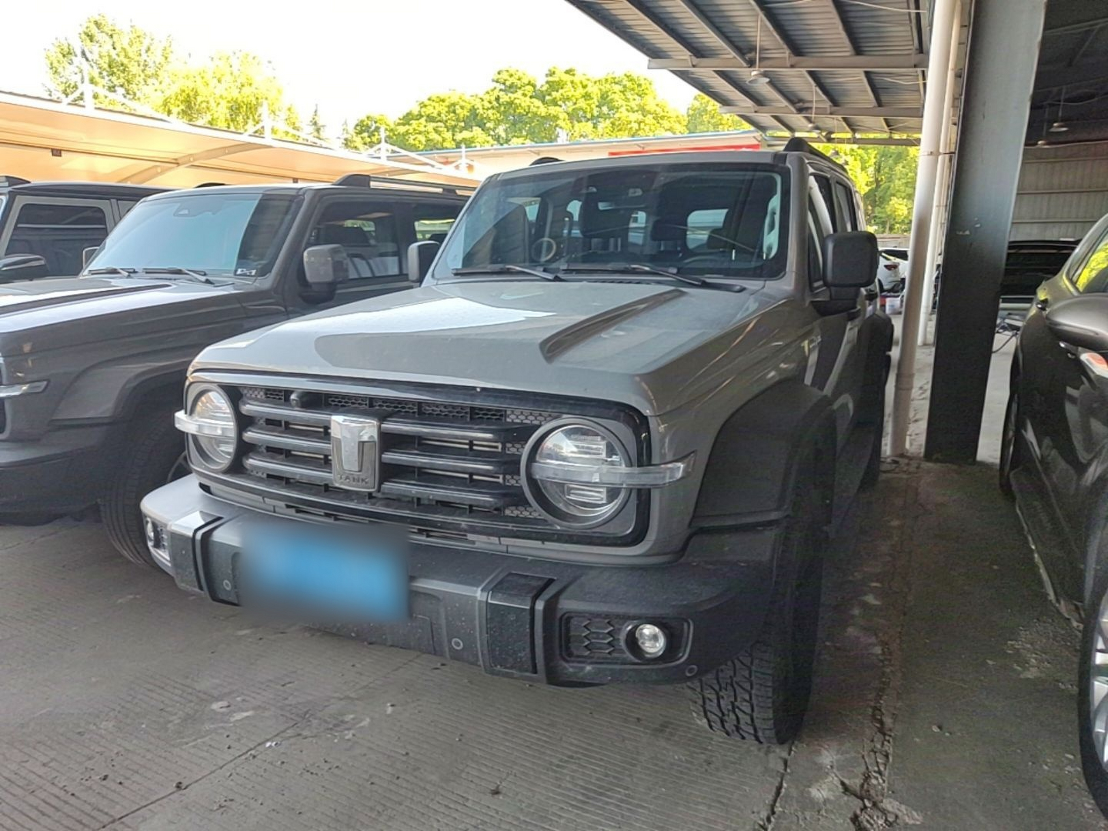 Под передней частью автомобиля