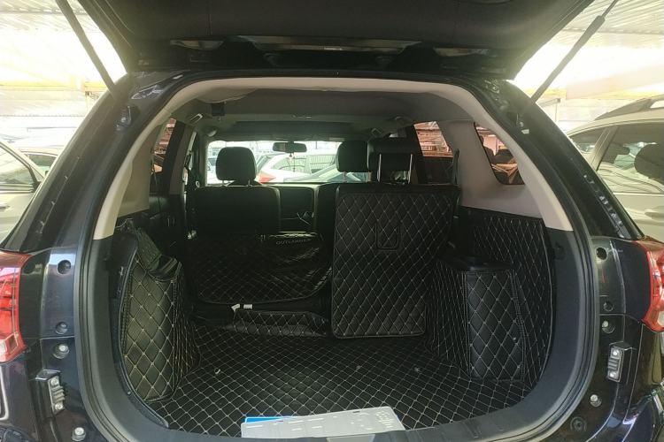 Used Mitsubishi Outlander 2017 2.0L Two-Wheel Drive Glory Edition 5 Seats Trunk