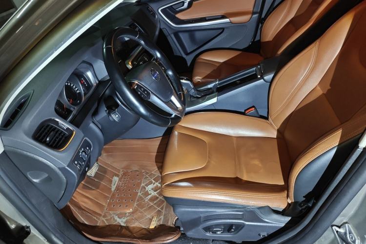 Used Volvo S60 2015 S60L 2.0T Zhiyuan Edition
