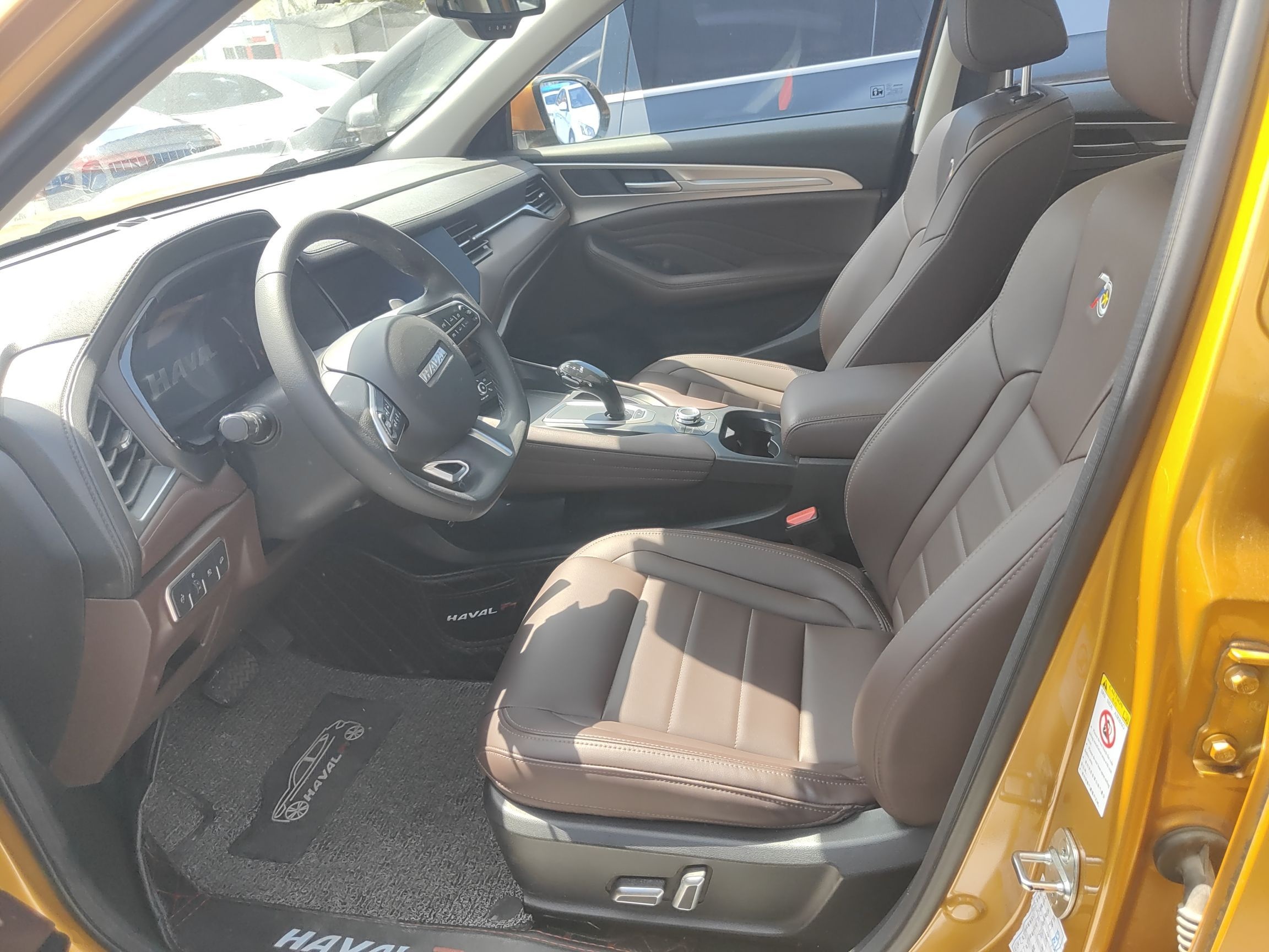 المقاعد الأمامية داخل السيارة