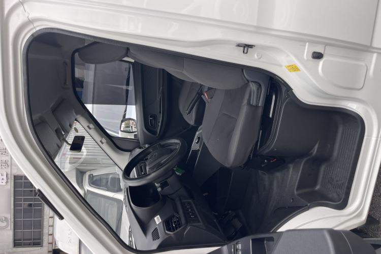 Used CHANGAN KAICHENG Ruixing EM80 2025 Passenger Version Comfort Edition 6-Seater 300 km Dual-Swing Doors Interior 2