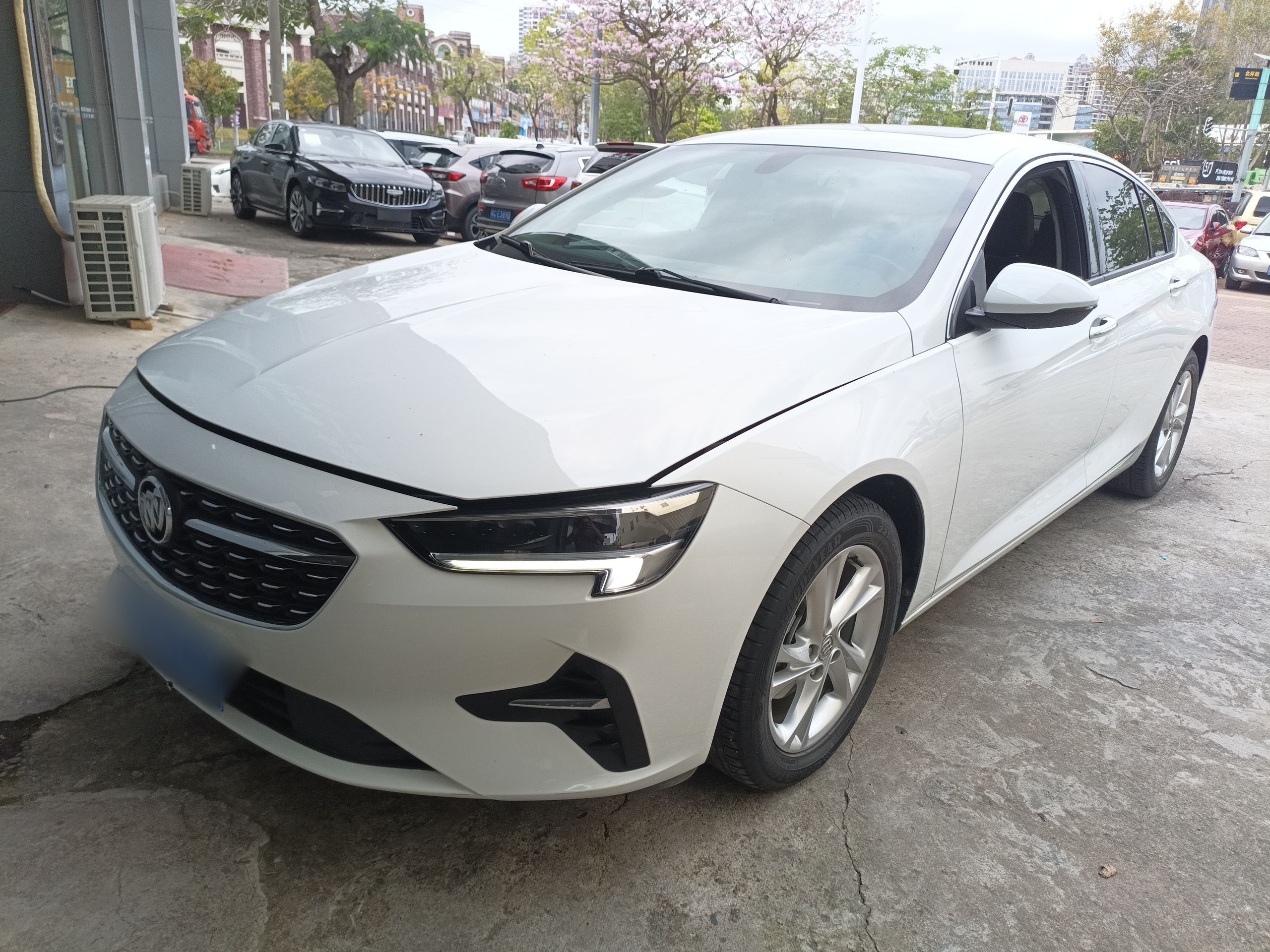 Под передней частью автомобиля