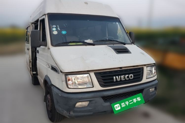 Used Iveco Daily 2020 2.5T A35 Passenger Van Single-Tire Mid-Roof Design 5-9 Seats China VI Emission Standard
