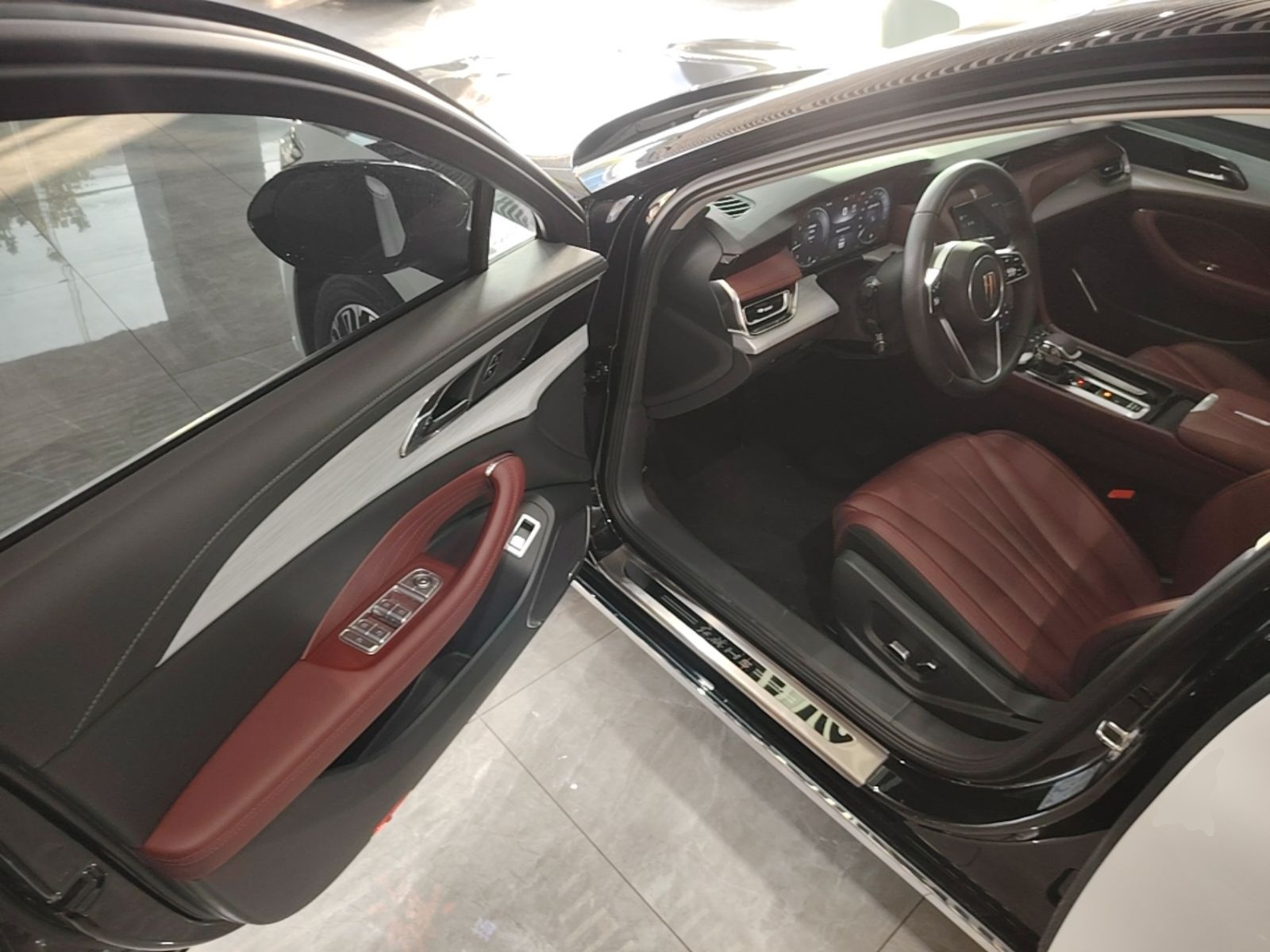 Hongqi H5 2025 2.0T Automatic Flag Edition – 500 000 Units Commemorative Version — снимка 19