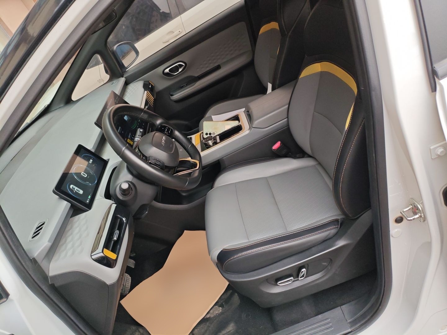 Переднее сиденье в автомобиле