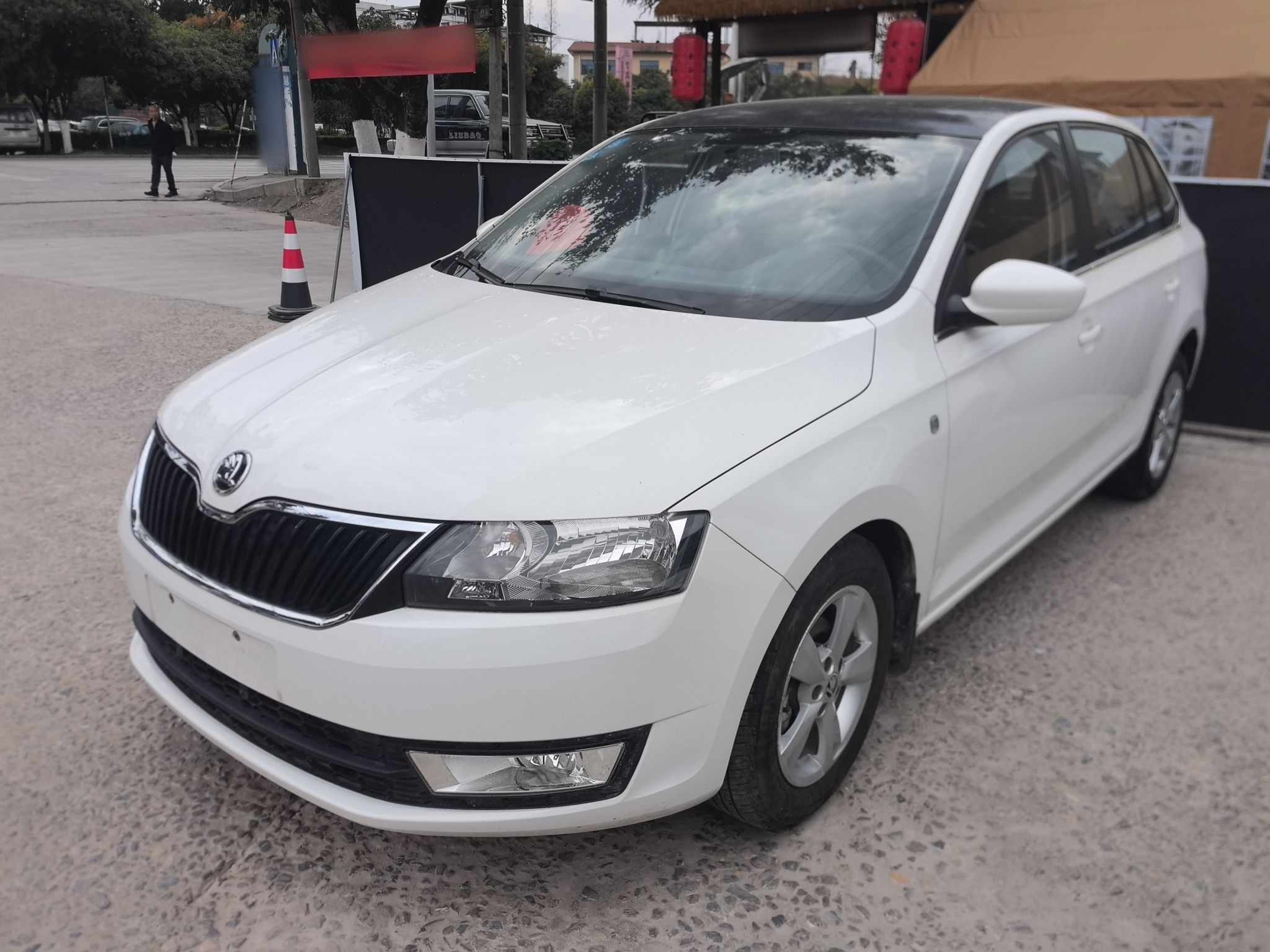 Под передней частью автомобиля