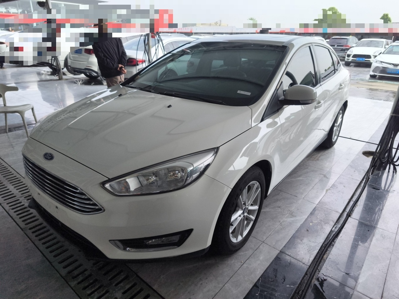 تحت مقدمة السيارة