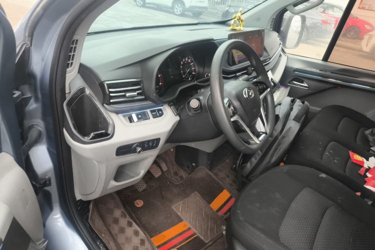 Used SAIC MAXUS Xintu V70 2023 2.0T Elite Edition Manual Transmission Short Wheelbase Low Roof 5/6 Seats (125 hp)