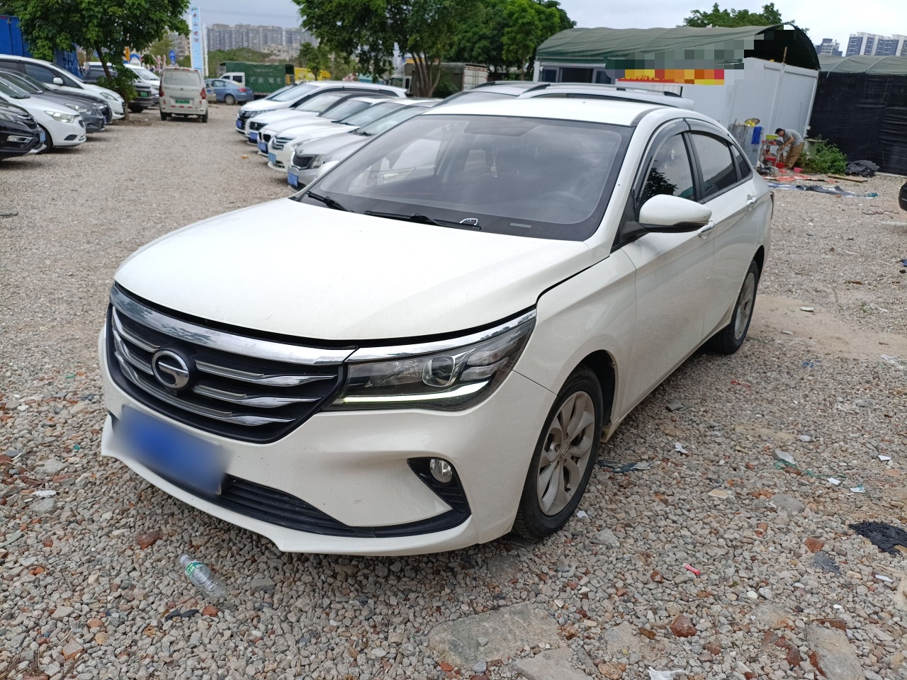 تحت مقدمة السيارة