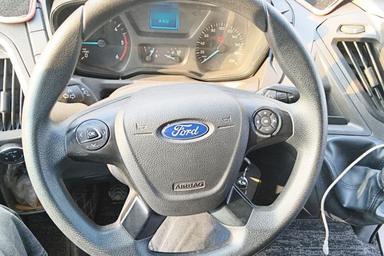 Used Ford Transit 2019 2.0T Diesel Van Mid-Chassis Mid-Roof 3-Seater China VI Standard
