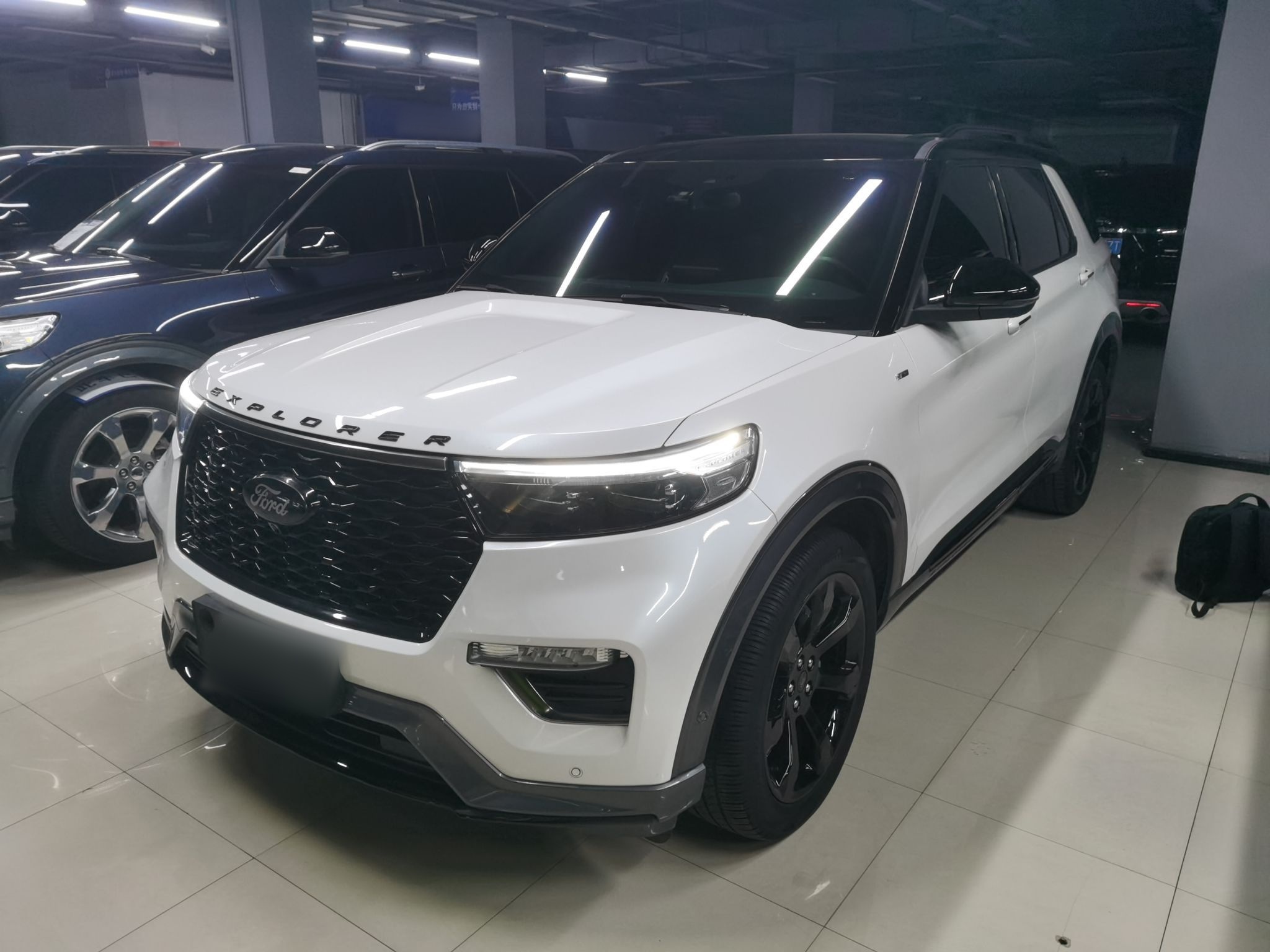 تحت مقدمة السيارة