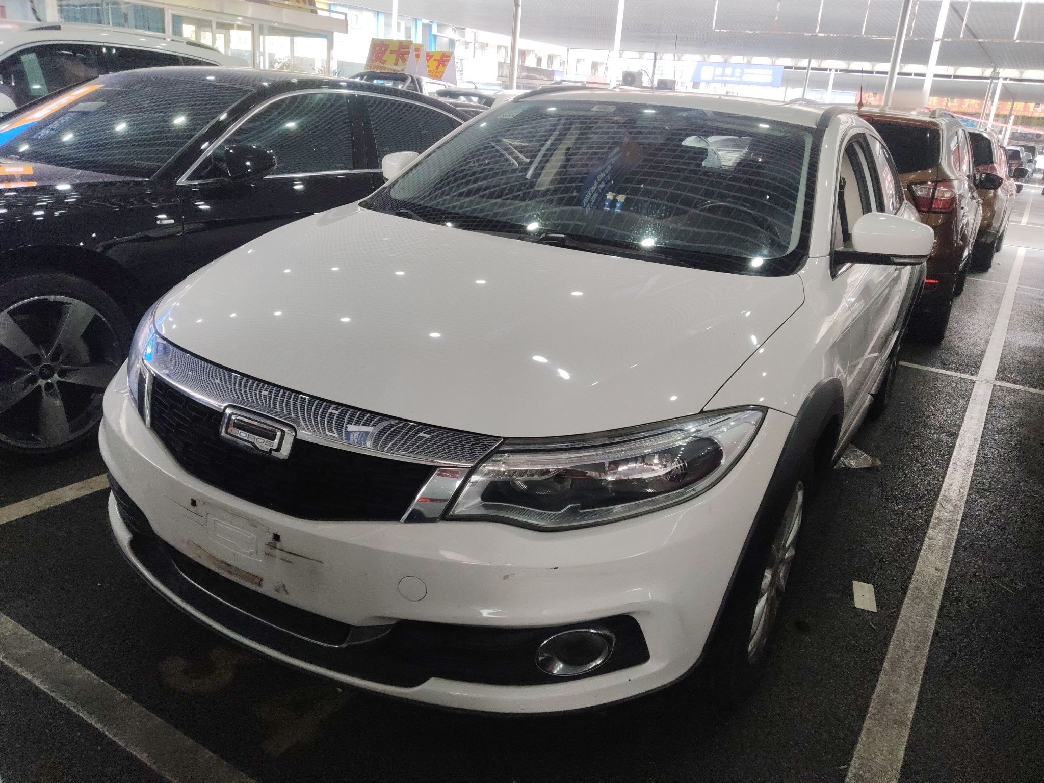 تحت مقدمة السيارة