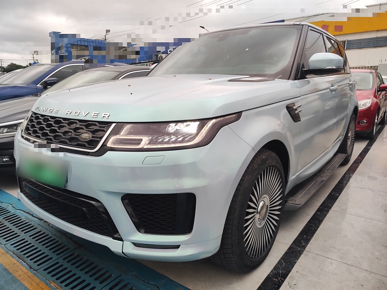 Под передней частью автомобиля