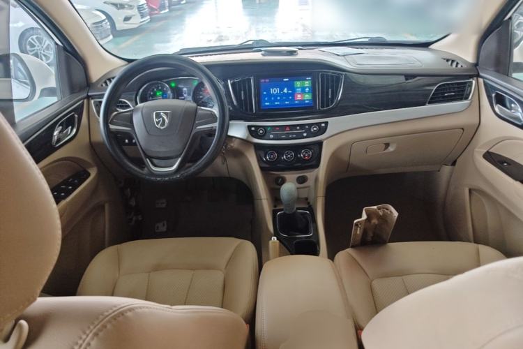 Used Baojun 730 2016 1.5L Manual Comfort Version 7 Seats China V Emission Standard Center Console