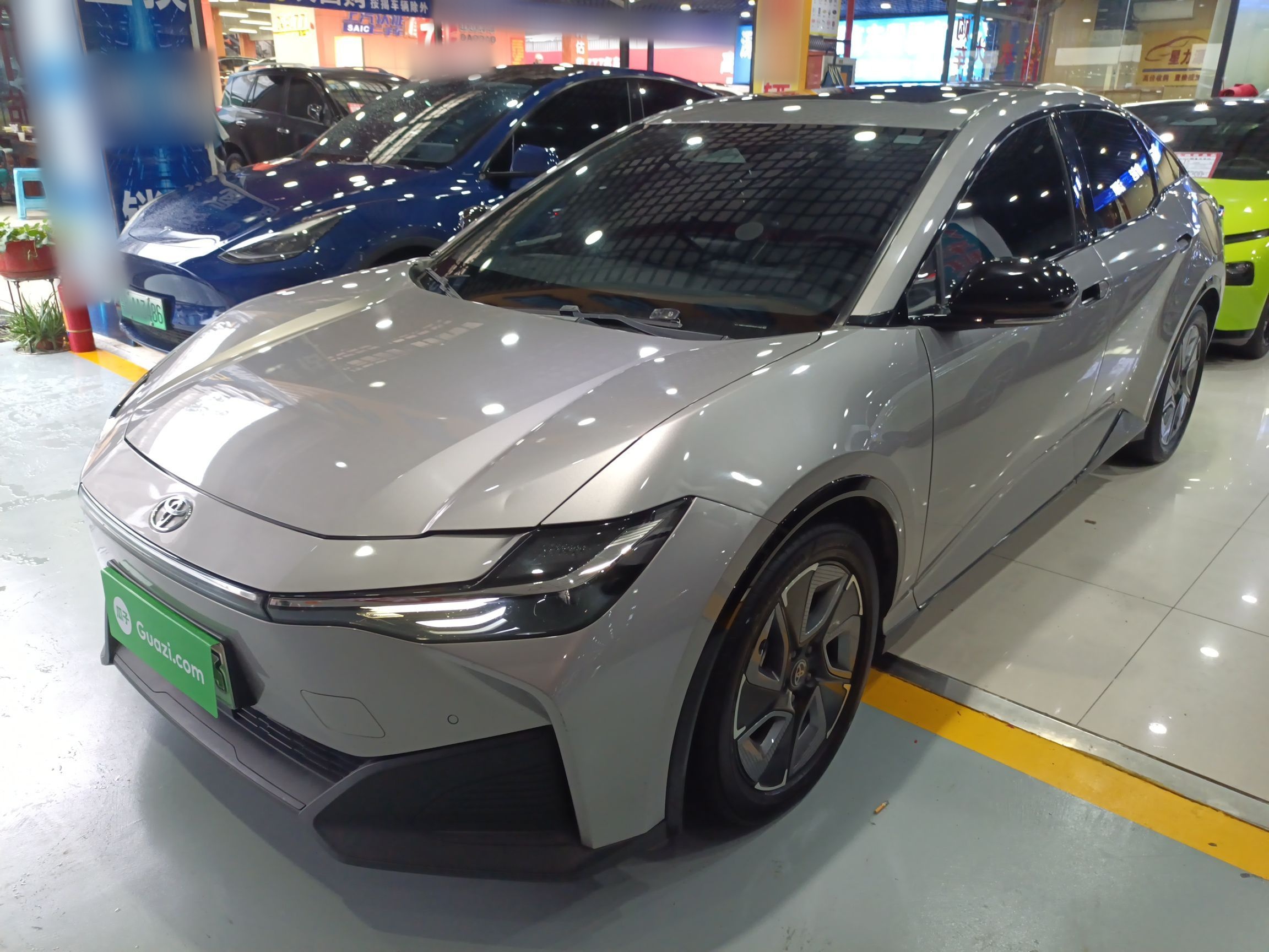 تحت مقدمة السيارة