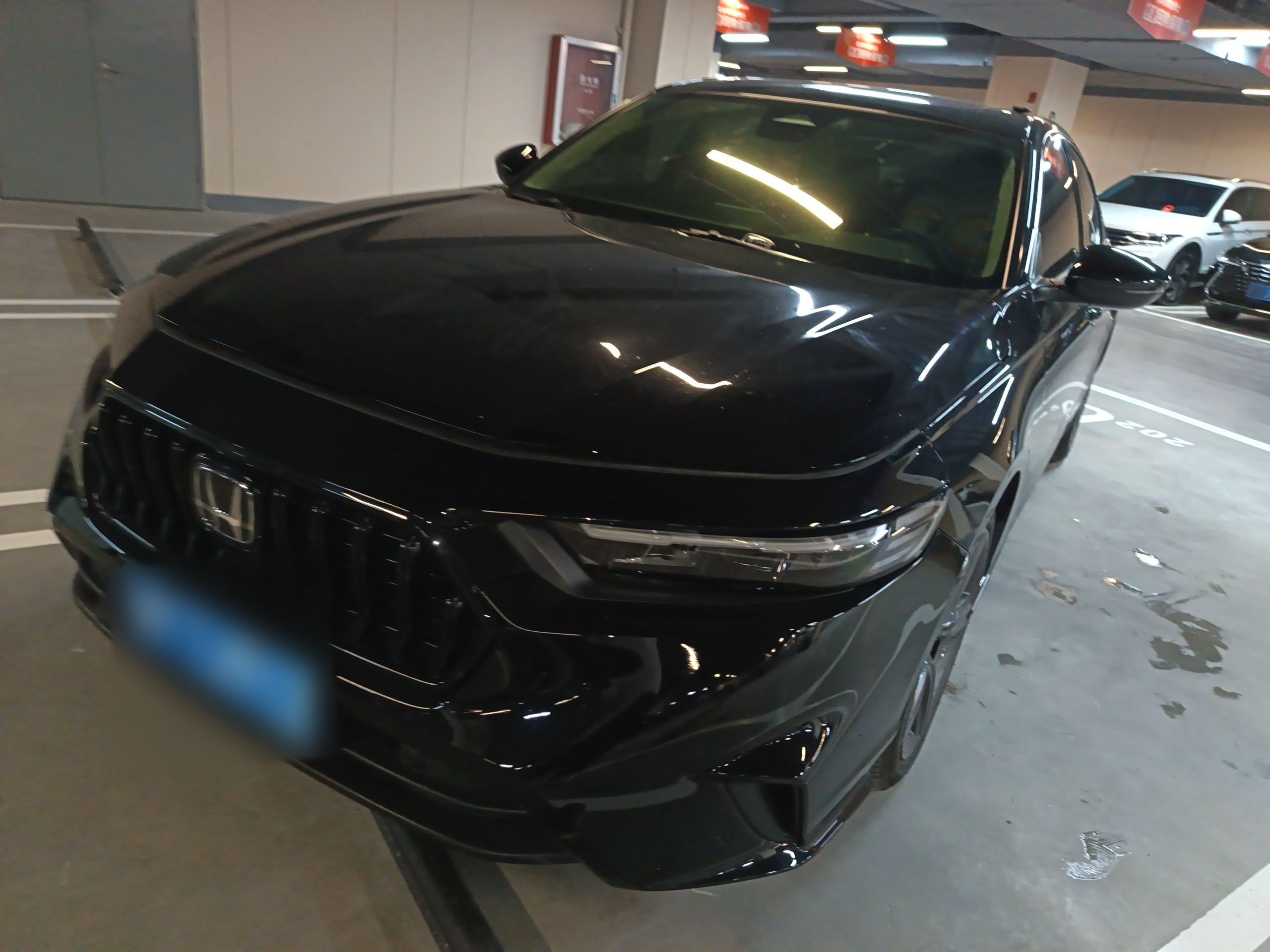 تحت مقدمة السيارة