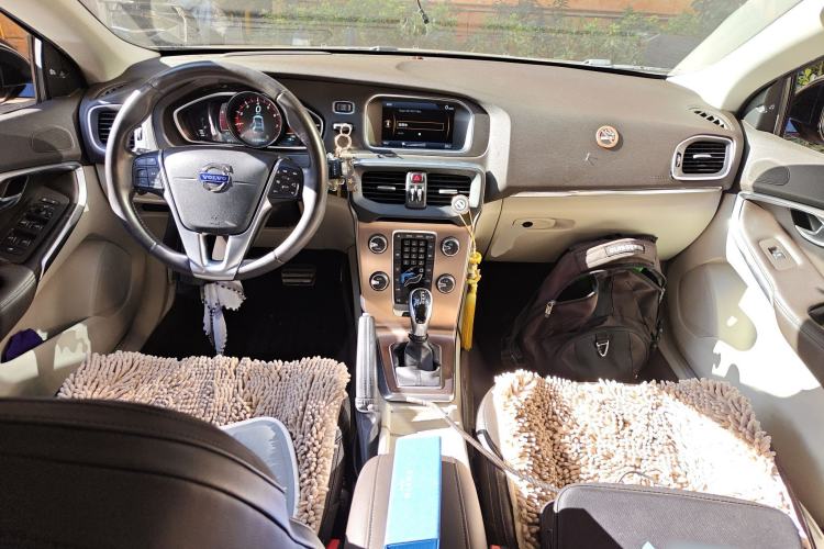 Used Volvo V40 2014 Cross Country T5 AWD Smart Luxury Edition Center Console