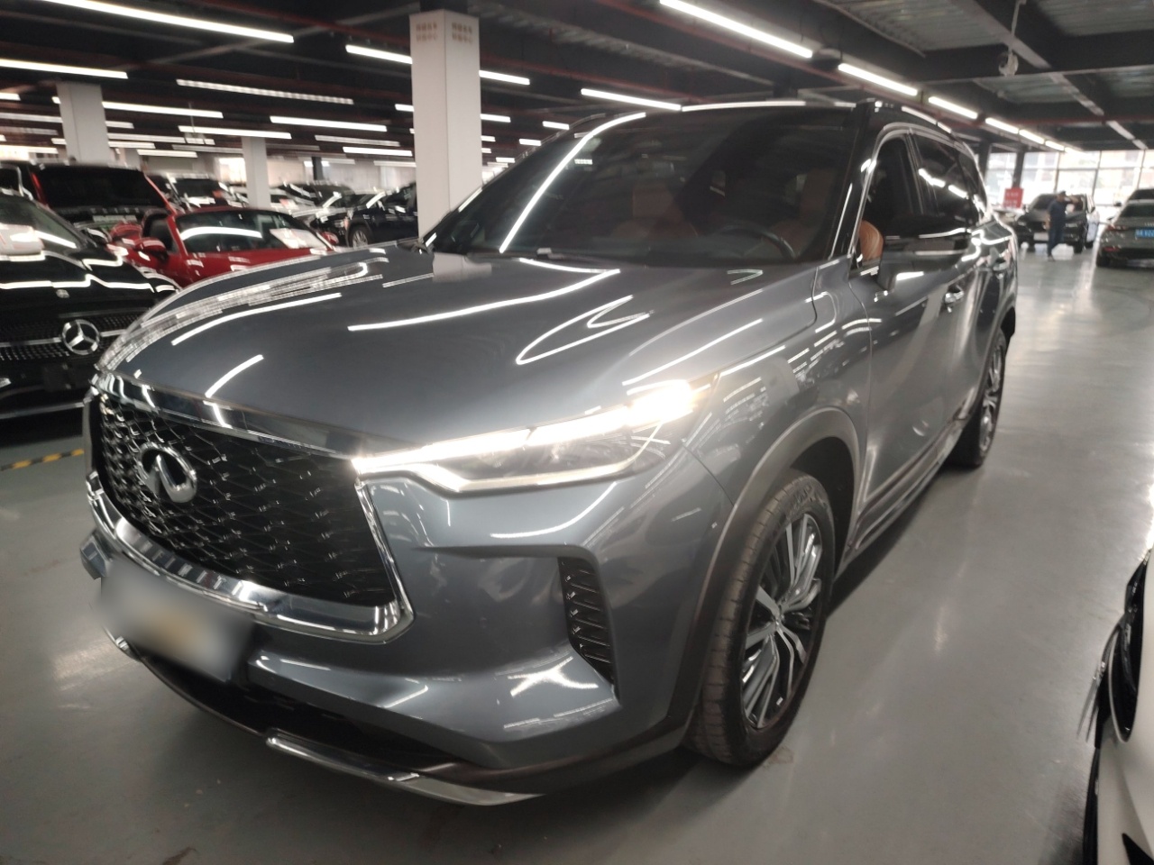 تحت مقدمة السيارة