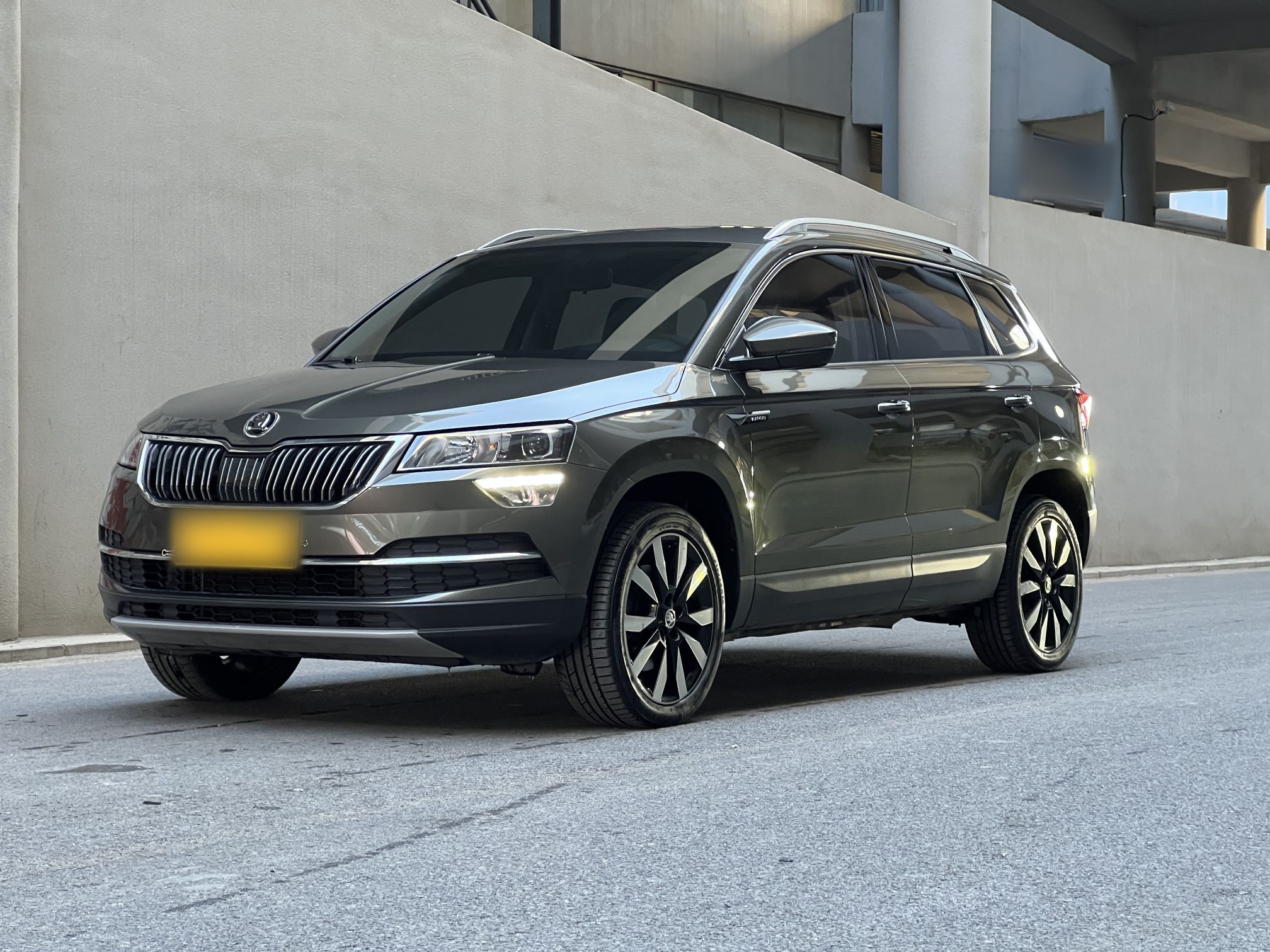 تحت مقدمة السيارة