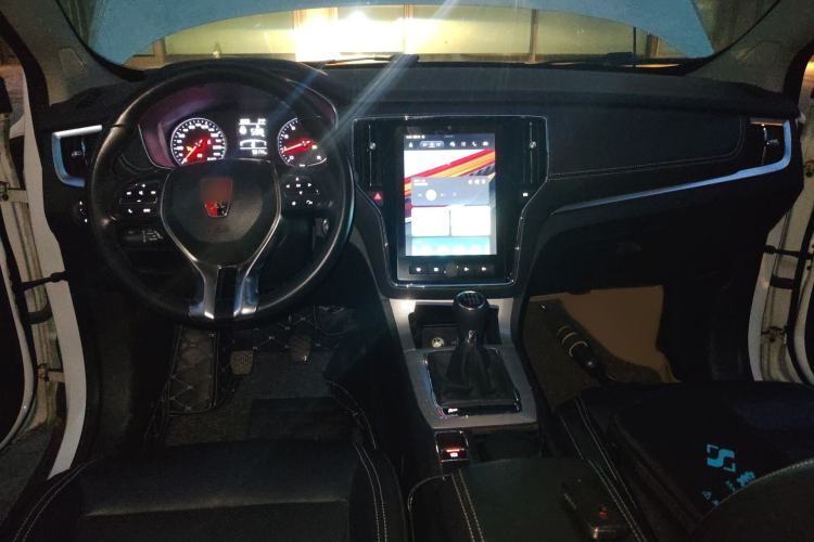 Used Roewe RX5 2018 20T Two-Wheel Drive Manual Internet Smart Edition Interior 2