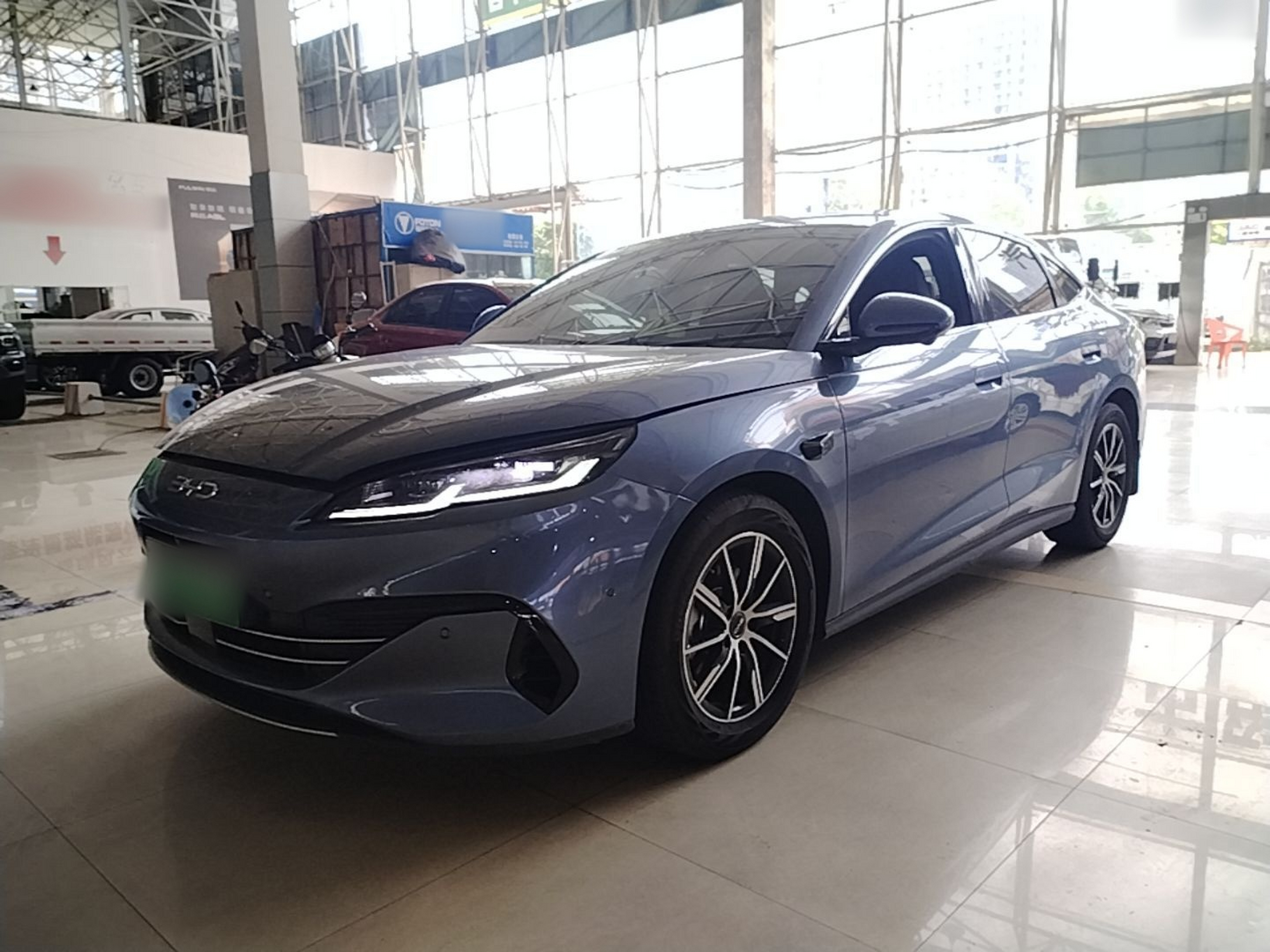 Под передней частью автомобиля