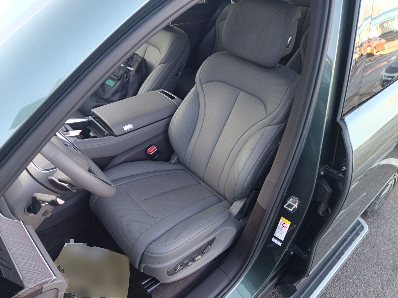 Переднее сиденье в автомобиле