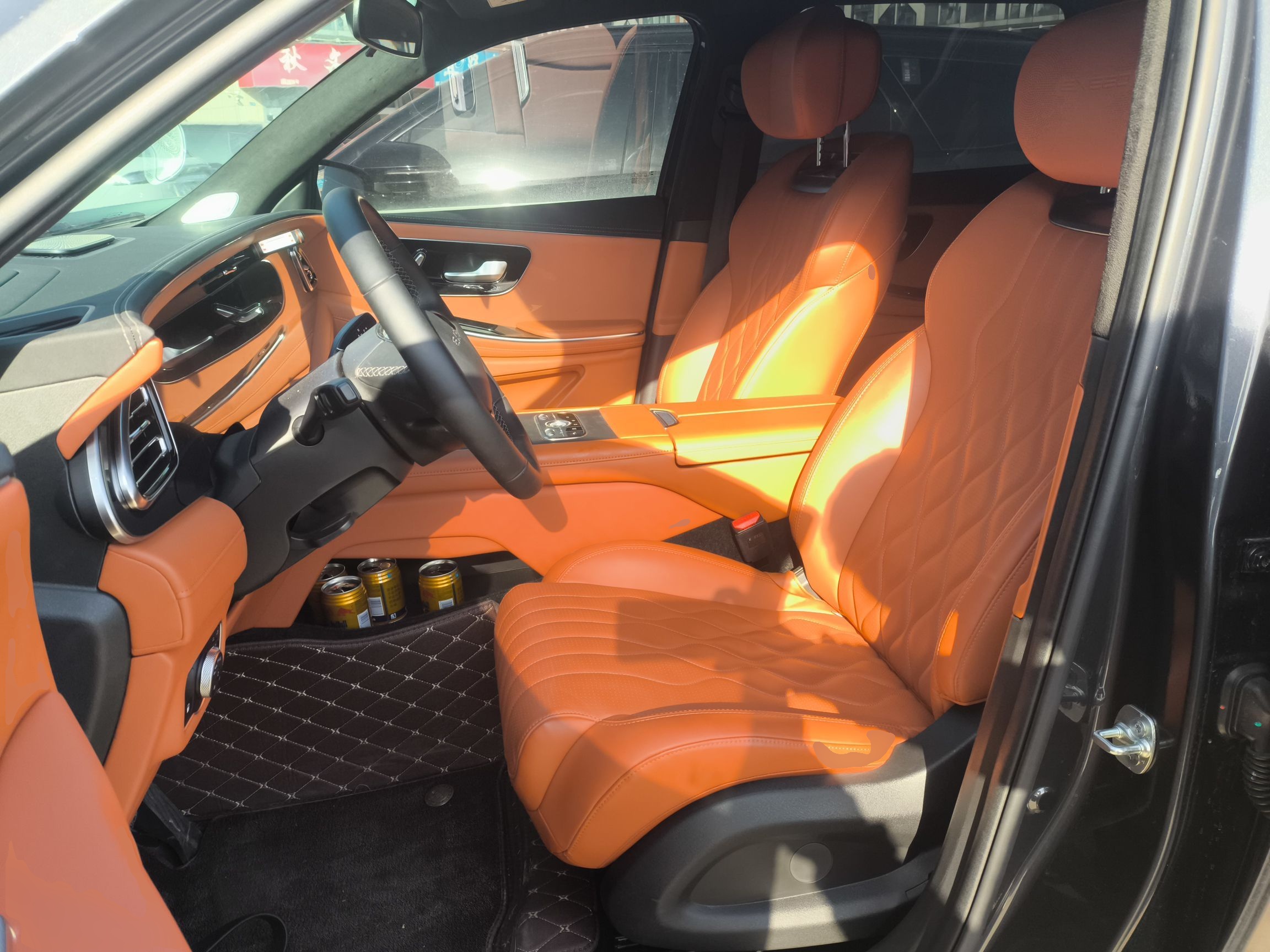 المقاعد الأمامية داخل السيارة