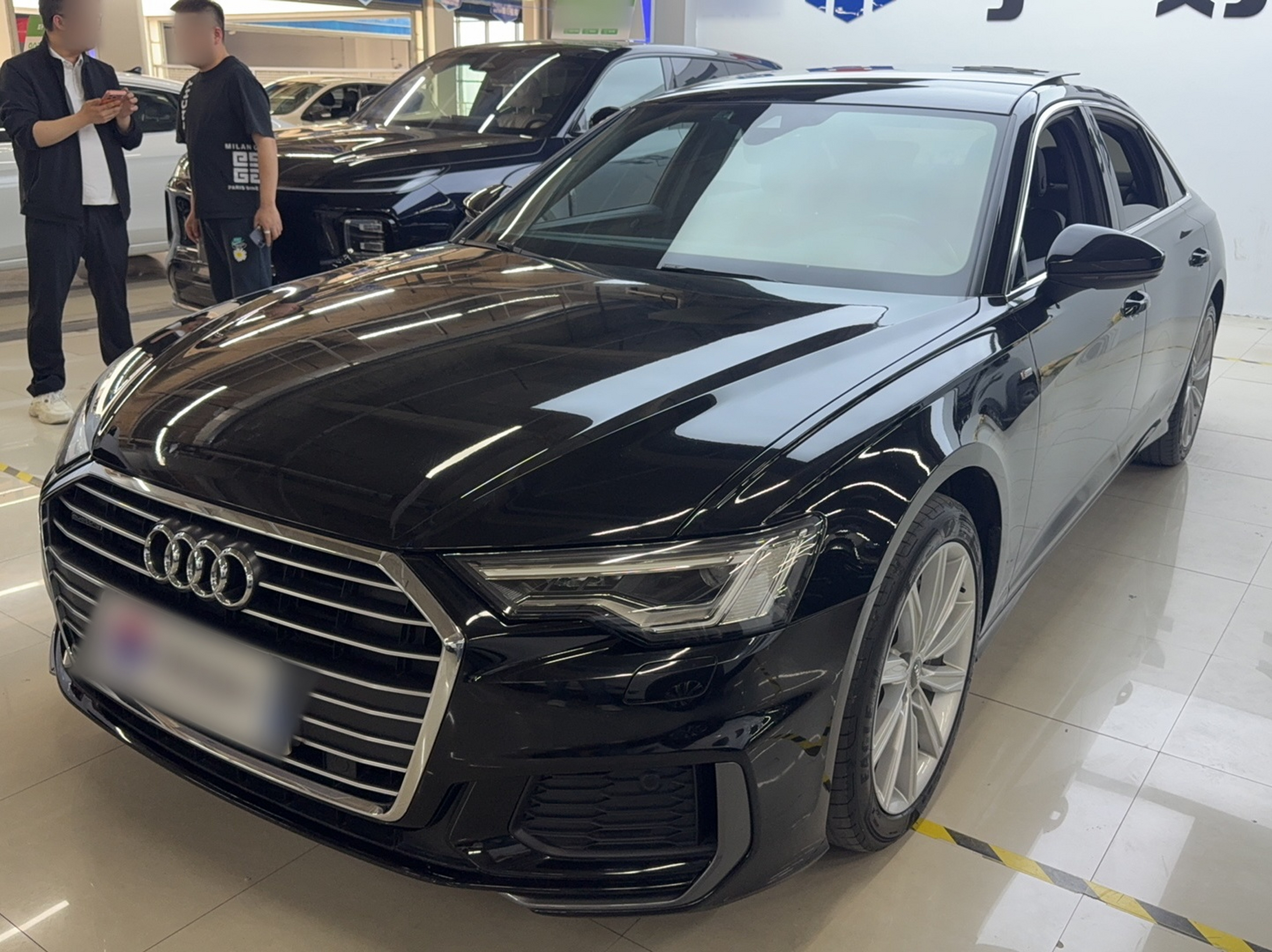 تحت مقدمة السيارة