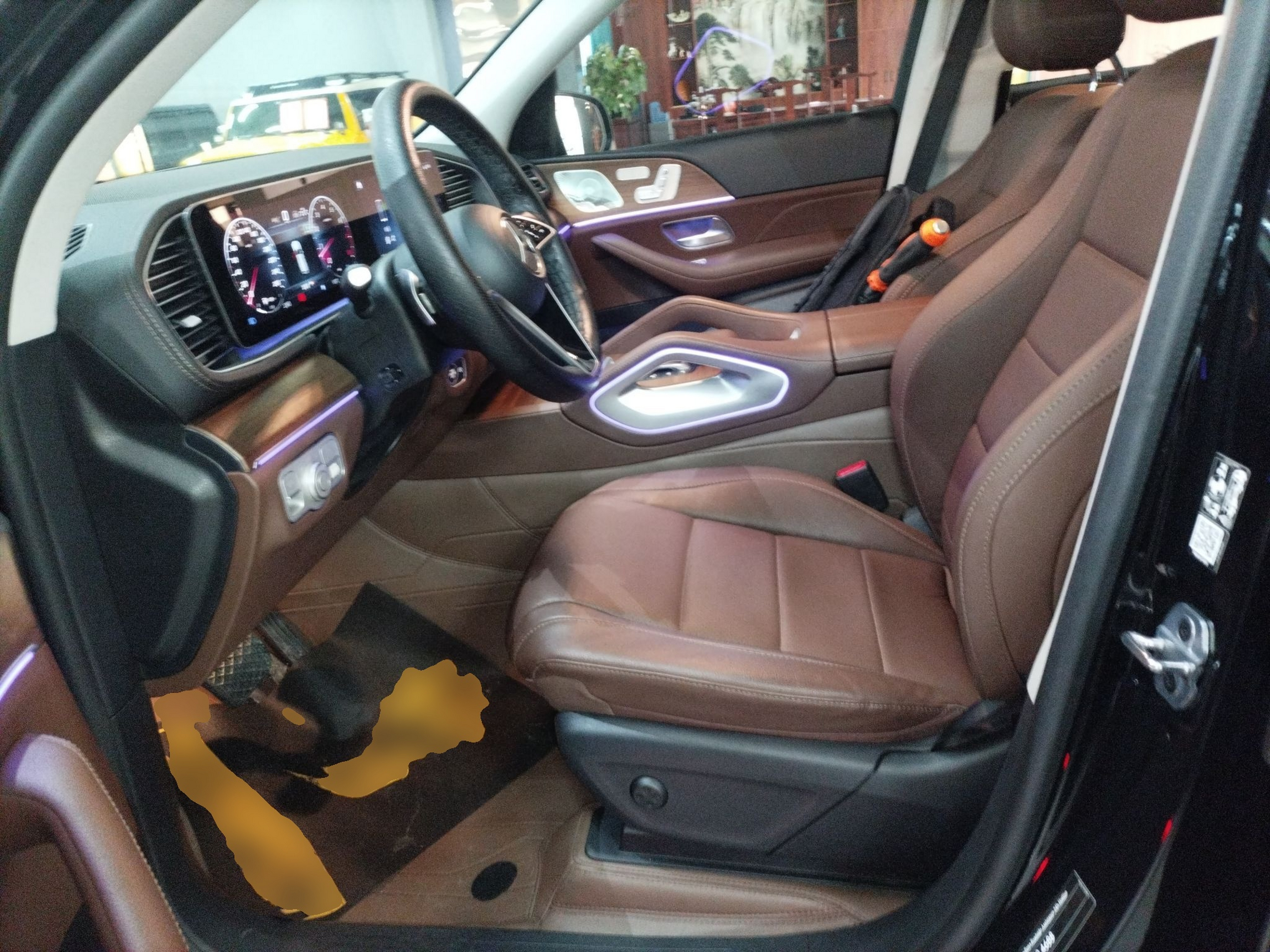 المقاعد الأمامية داخل السيارة