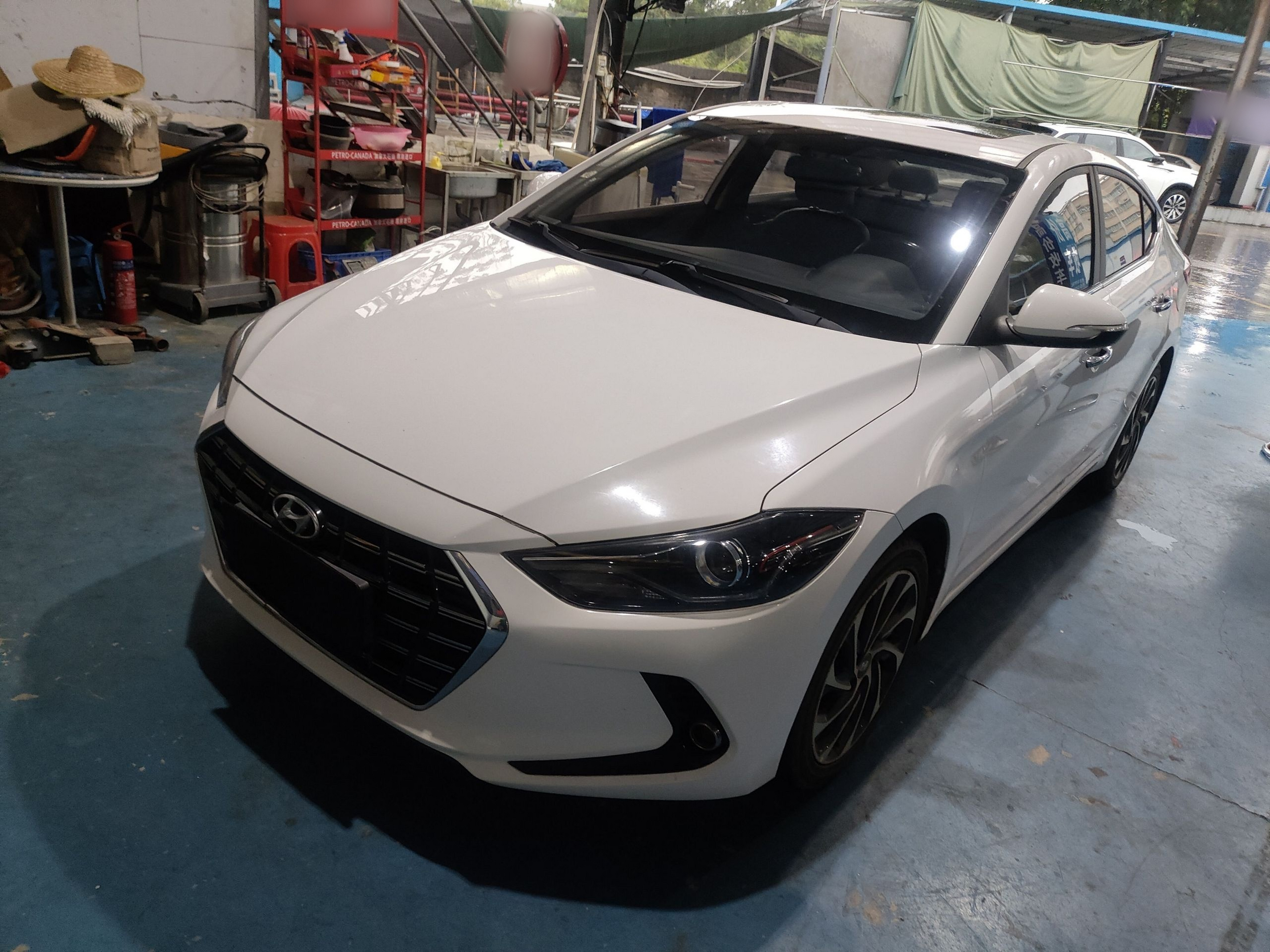 Под передней частью автомобиля