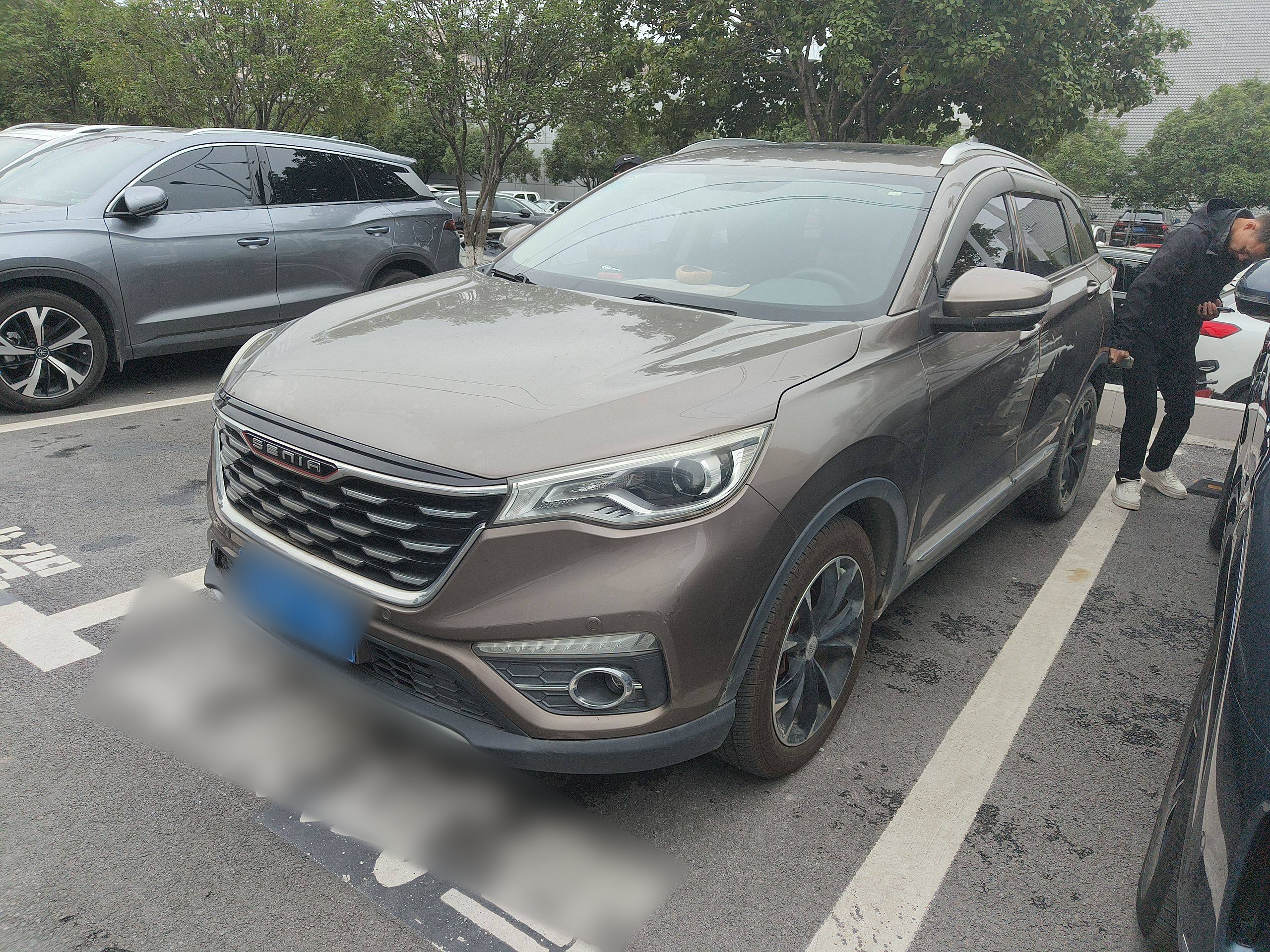 Под передней частью автомобиля