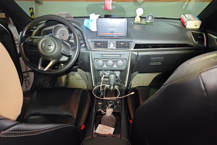 Used Mazda CX-4 2018 2.0L Automatic Two-Wheel Drive Blue Sky Dynamic Version China VI Standard Center Console