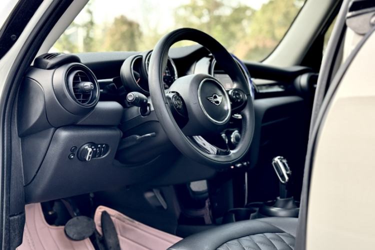 Used MINI 2018 1.5T ONE PLUS Five-Door Edition Interior 4