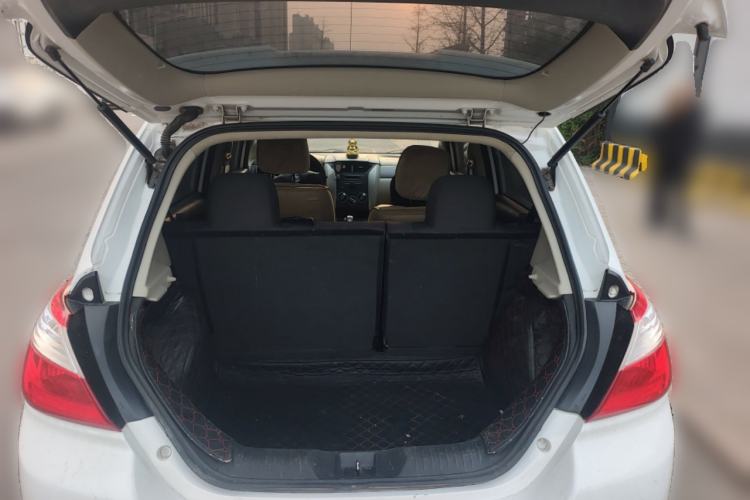 Used Venucia R50 2015 1.6L Automatic Fashion Edition
