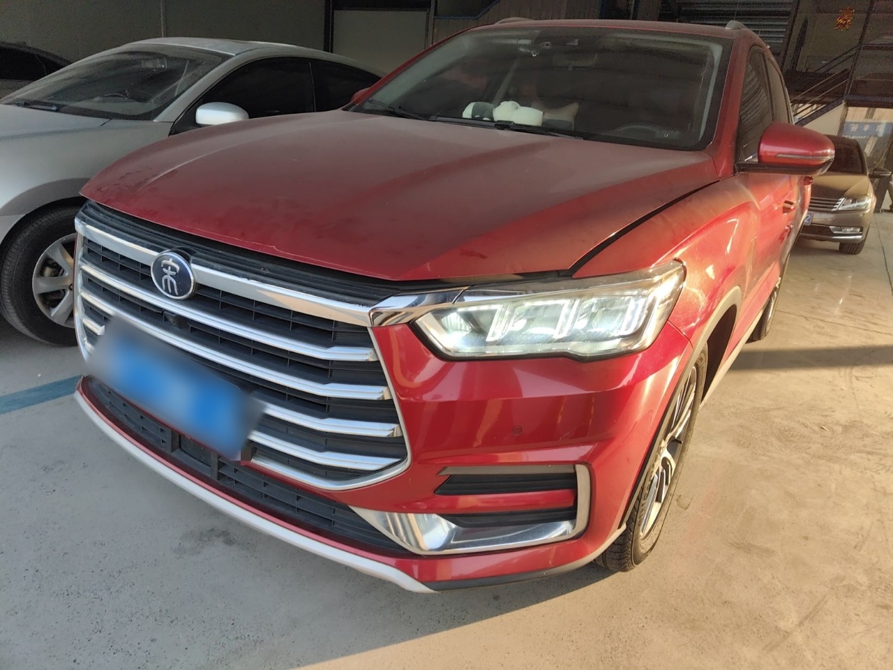 تحت مقدمة السيارة