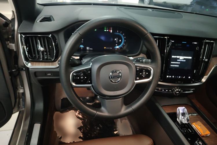 Used Volvo S60 2023 B4 Zhiyuan Luxury Edition
