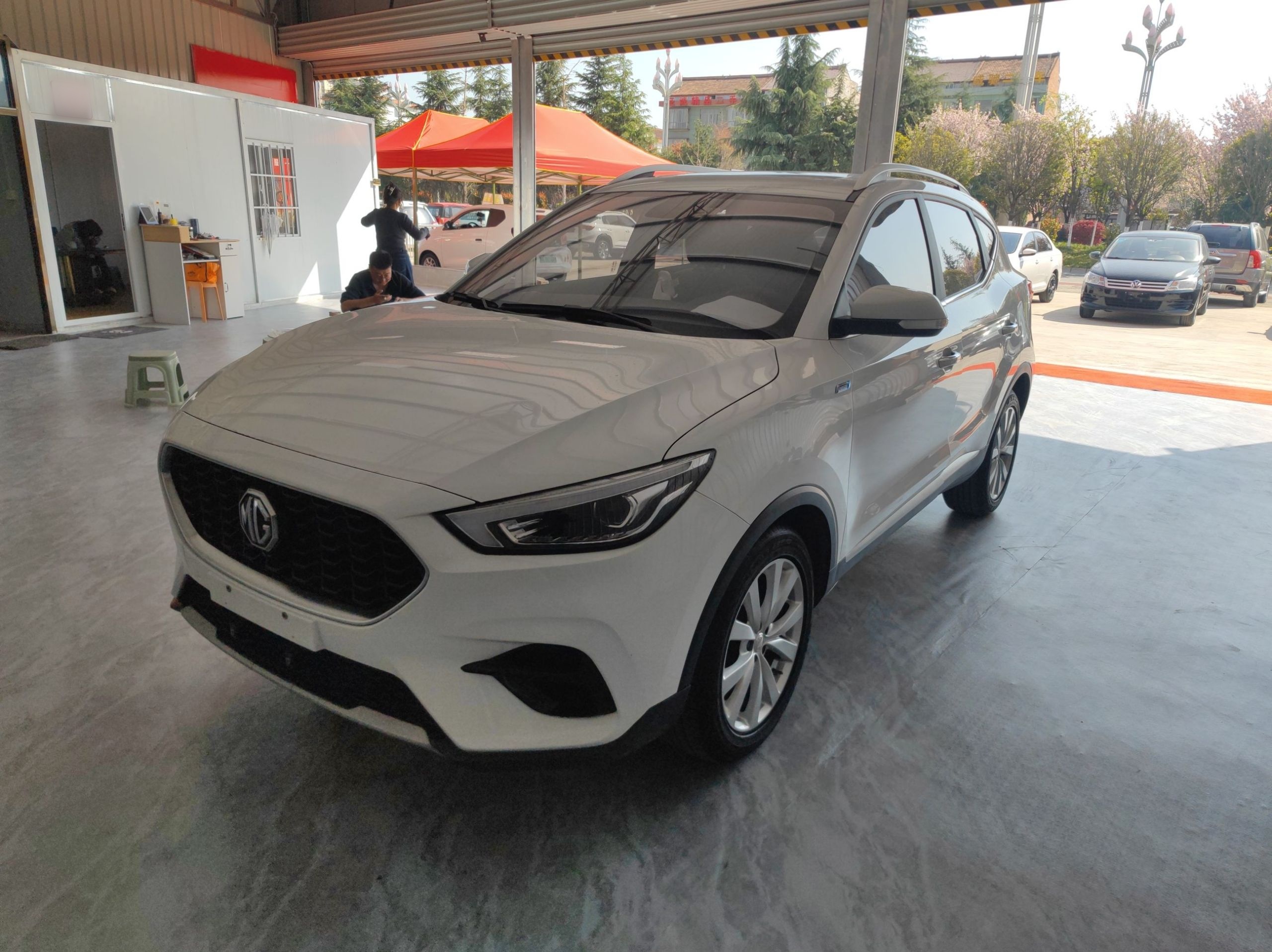 تحت مقدمة السيارة