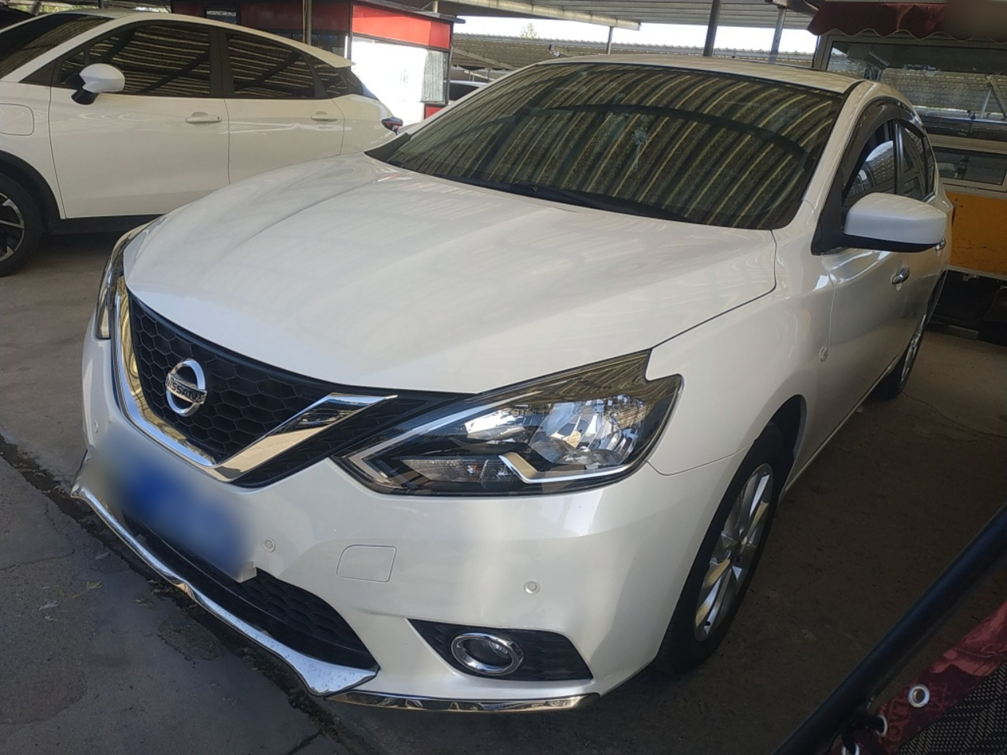 تحت مقدمة السيارة