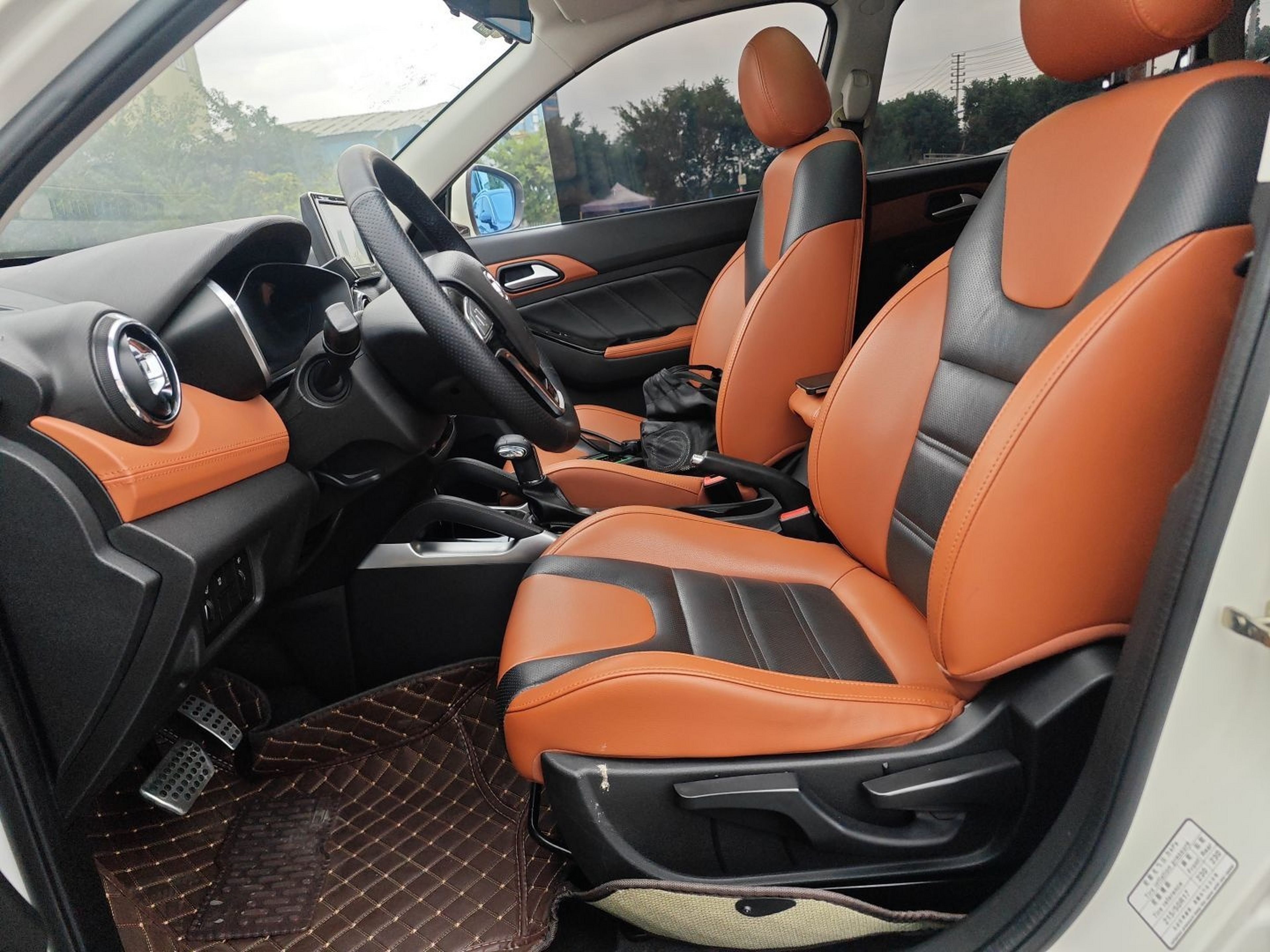 المقاعد الأمامية داخل السيارة