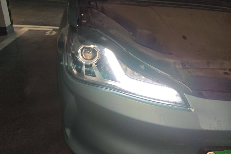 Used NETA V 2021 Long-Range Entertainment Edition Upgrade Model Right Front Headlight