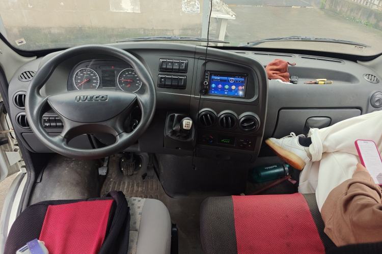 Used Iveco Power Daily 2017 2.5T Deluxe A37 Mid-Roof 6-7 Seater Bus 47Z5 Center Console