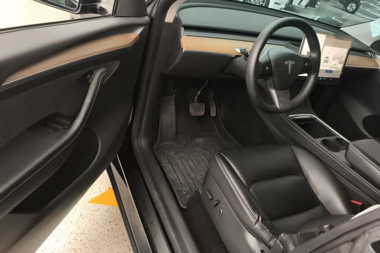 Used Tesla Model Y 2022 Long-Range All-Wheel-Drive Version