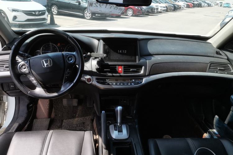 Used Honda Crosstour 2014 2.4L Luxury Edition Center Console