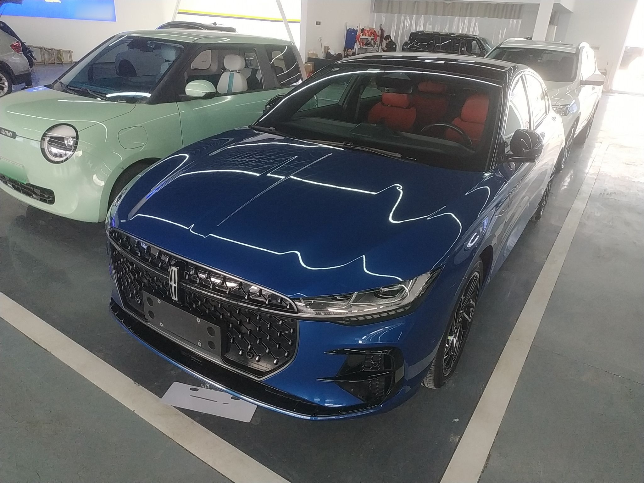 تحت مقدمة السيارة